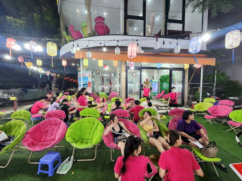 The foot-massage service in Son Tra night market